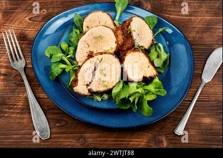 Gebratener Kabeljaurogen auf einem Teller. Fisch- und Fischgerichte. Stockfoto