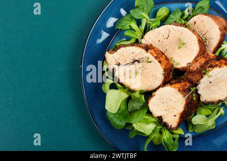 Gerösteter Kabeljaurogen auf einem Teller. Fisch- und Fischgerichte. Kaviar gebraten. Leerzeichen für Text Stockfoto