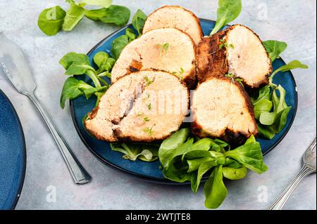 Frittiertes, köstliches Kabeljaurogen auf einem Teller. Fisch- und Fischgerichte. Stockfoto