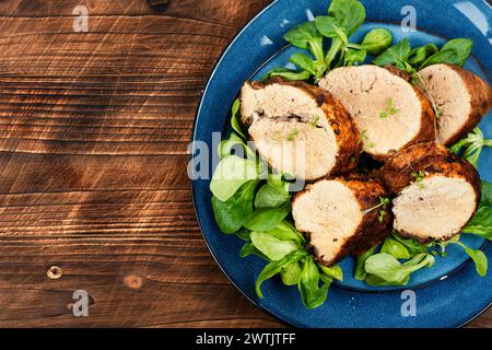 Gebratener Kabeljau auf einem Teller, gebratener Kaviar. Fisch- und Fischgerichte. Kopierbereich. Stockfoto