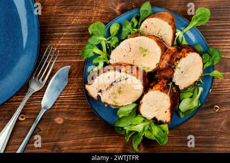 Gerösteter Kabeljaurogen auf einem Teller. Fisch- und Fischgerichte. Stockfoto