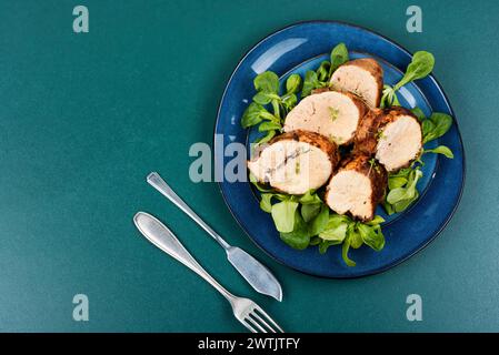 Gebratener Kabeljau auf einem Teller, gebratener Kaviar. Fisch- und Fischgerichte. Kopierbereich. Stockfoto