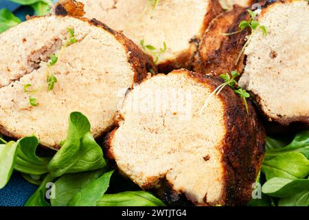 Gerösteter Kabeljaurogen auf einem Teller. Fisch- und Fischgerichte. Stockfoto