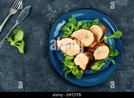 Gerösteter Kabeljaurogen auf einem Teller. Fisch- und Fischgerichte. Kaviar gebraten. Leerzeichen für Text Stockfoto