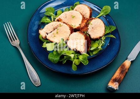 Gerösteter Kabeljaurogen auf einem Teller. Fisch- und Fischgerichte. Stockfoto