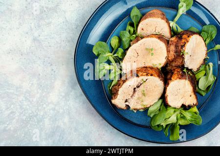 Gebratener Kabeljaurogen auf einem Teller. Fisch- und Fischgerichte, gebratener Kaviar. Kopierbereich Stockfoto