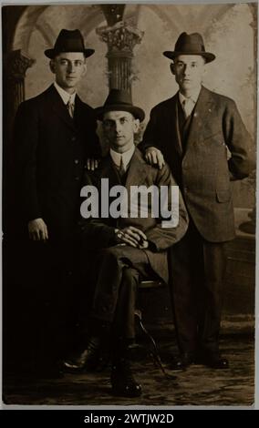 Gelatinedruck - Gruppenporträt unbekannter Männer, Montreal, Québec, 1916 Stockfoto