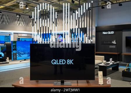 8K-Fernseher im modernen Elektronikgeschäft. Samsung QLED 8K Fernseher im Schaufenster. Minsk, Weißrussland - 17. März 2024 Stockfoto