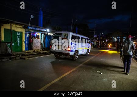 Autofahrer fahren durch die geschäftige Soweto West Road in Kibera Slum. Kibera, der größte Slum in Nairobi und Afrika, beherbergt mehr als eine Million Einwohner Stockfoto