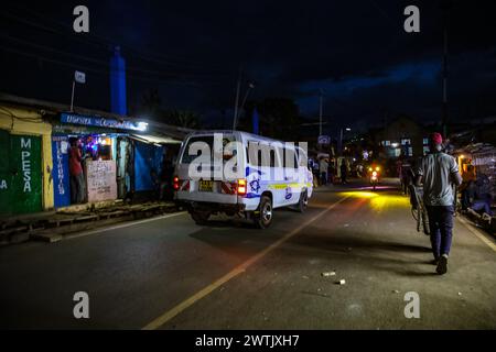Autofahrer fahren durch die geschäftige Soweto West Road in Kibera Slum. Kibera, der größte Slum in Nairobi und Afrika, beherbergt mehr als eine Million Einwohner Stockfoto