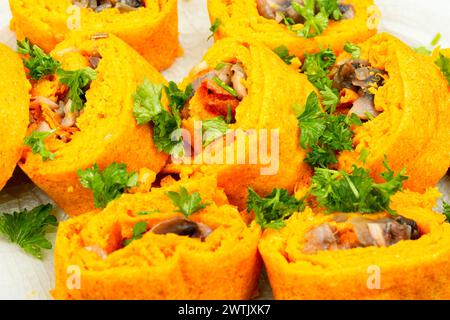 Köstliche Kürbisteigbrötchen gefüllt mit Pilzen. Leckerer herbstlich gefüllter Kürbis. Nahaufnahme. Stockfoto