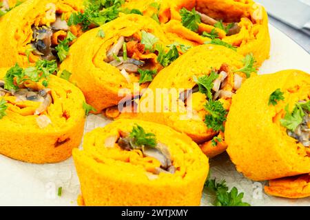 Köstliche Kürbisteigbrötchen gefüllt mit Pilzen. Leckerer herbstlich gefüllter Kürbis. Nahaufnahme. Stockfoto