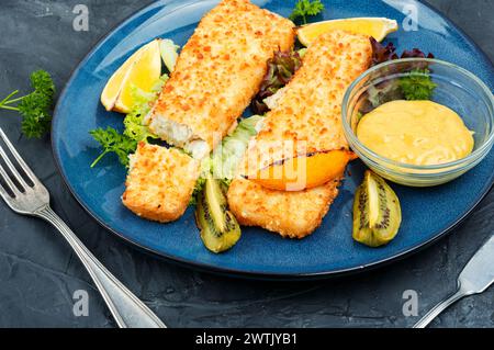 Knusprige panierte, frittierte Alaska-pollock-Filets mit Brotkrumen Stockfoto