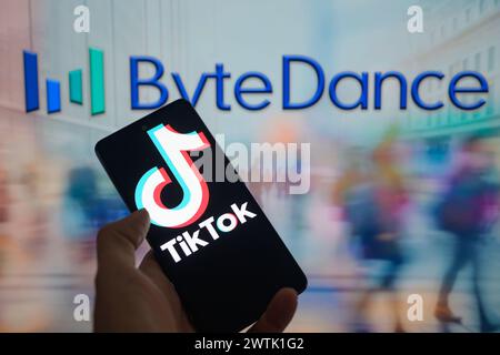 Belgien. März 2024. Das TikTok-Logo wird auf einem Smartphone mit dem Bytedance-Logo angezeigt, das in dieser Fotoabbildung im Hintergrund sichtbar ist. Aufgenommen in Brüssel, Belgien. Am 17. März 2024. (Jonathan Raa/SIPA USA) *** ausschließlich für redaktionelle Nachrichten *** Credit: SIPA USA/Alamy Live News Stockfoto