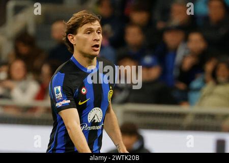 Nicolo Barella von Inter sieht beim Fußball-Spiel der Serie A Inter FC Napoli – Stadio Meazza am 17. Februar 2024 in Mailand an. Stockfoto