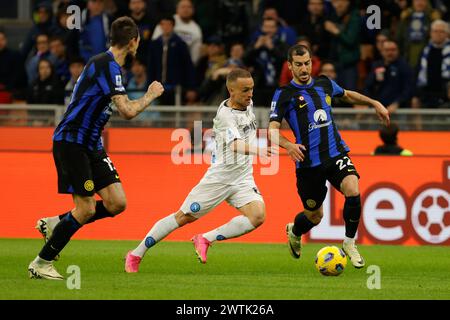 Stanislav Lobotka von Neapel wird von Henrikh Mkhitaryan von Inter während des Fußballspiels der Serie A Inter FC SSC Napoli - Stadio Meazza am 17. Februar 2024 in Mailand, Italien, herausgefordert. Stockfoto