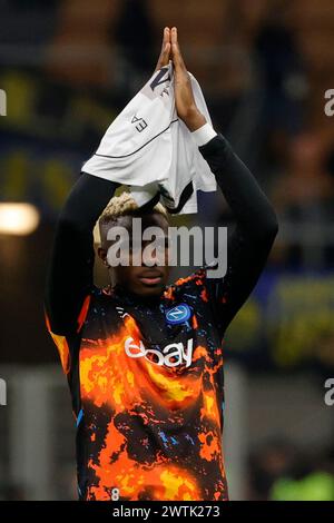 Victor Osimhen aus Neapel bejubelt die Fans am Ende des Fußballspiels der Serie A Inter FC SSC Napoli - Stadio Meazza am 17. März 2024 in Mailand. Stockfoto