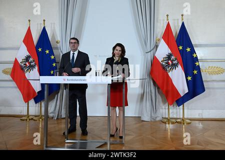 Wien, Österreich. März 2024. Verfassungsministerin Karoline Edtstadler (R) zusammen mit dem Präsidenten der Israelitischen Religionsgesellschaft Österreichs Oskar Deutsch (L) zur Präsentation des „Maßnahmenpakets gegen Antisemitismus im digitalen Raum“ im Bundeskanzleramt. Quelle: Franz Perc/Alamy Live News Stockfoto