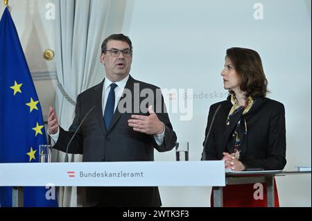 Wien, Österreich. März 2024. Verfassungsministerin Karoline Edtstadler (R) zusammen mit dem Präsidenten der Israelitischen Religionsgesellschaft Österreichs Oskar Deutsch (L) zur Präsentation des „Maßnahmenpakets gegen Antisemitismus im digitalen Raum“ im Bundeskanzleramt. Quelle: Franz Perc/Alamy Live News Stockfoto