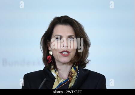 Wien, Österreich. März 2024. Verfassungsministerin Karoline Edtstadler (ÖVP) zur Vorstellung des „Maßnahmenpakets gegen Antisemitismus im digitalen Raum“ im Bundeskanzleramt. Quelle: Franz Perc/Alamy Live News Stockfoto