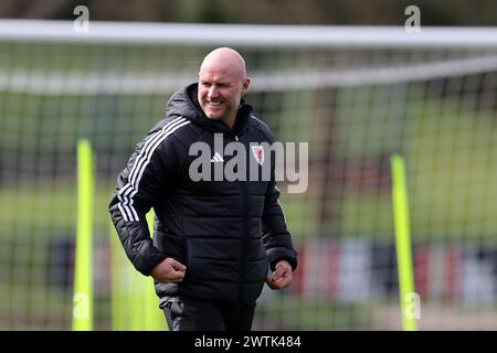 Cardiff, Großbritannien. März 2024. Rob Page, Manager/Cheftrainer der walisischen Fußballmannschaft während des Trainings der walisischen Fußballmannschaft in Hensol, Vale of Glamorgan in Südwales am Montag, den 18. März 2024. Das Team trainiert vor dem Qualifikationsspiel zur UEFA Euro 2024 gegen Finnland in dieser Woche. bild von Andrew Orchard/Andrew Orchard Sportfotografie/Alamy Live News Credit: Andrew Orchard Sportfotografie/Alamy Live News Stockfoto