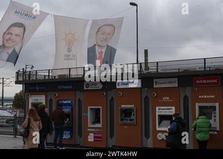 Istanbul, Türkei. März 2024. Wahlbanner, darunter ein Porträt des türkischen Präsidenten Recep Tayyip Erdogan, die über Bankautomaten in Istanbul zu sehen sind. Quelle: SOPA Images Limited/Alamy Live News Stockfoto