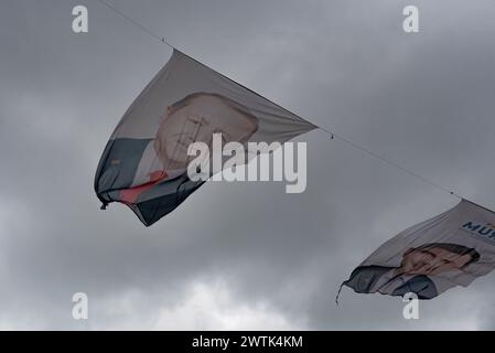 Istanbul, Türkei. März 2024. Ein Wahlbanner des türkischen Präsidenten Recep Tayyip Erdogan von der regierenden AKP während des lokalen Wahlkampfes. Quelle: SOPA Images Limited/Alamy Live News Stockfoto