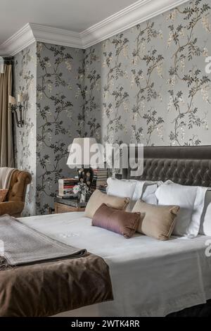 Floral Tapete im Schlafzimmer des irischen Hauses, Greystones, County Wicklow, Irland Stockfoto