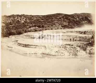 Rosafarbene Terrasse. Aus dem Album: New Zealand sieht Albumenabzüge, Schwarzweißabzüge Stockfoto