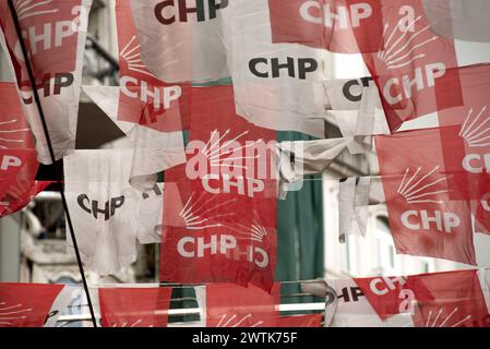 Istanbul, Türkei. März 2024. Logos der türkischen Republikanischen Volkspartei oder CHP hängen vor dem Parteibüro in der Istiklal-Straße, Beyoglu, Istanbul. (Foto: John Wreford/SOPA Images/SIPA USA) Credit: SIPA USA/Alamy Live News Stockfoto