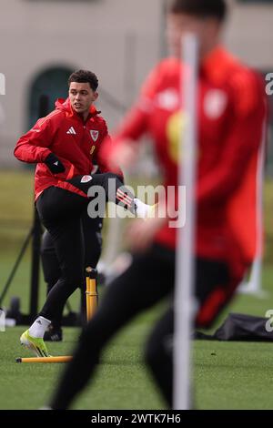 Cardiff, Großbritannien. März 2024. Brennan Johnson aus Wales während des Trainings der walisischen Fußballmannschaft in Hensol, Vale of Glamorgan in Südwales am Montag, den 18. März 2024. Das Team trainiert vor dem Qualifikationsspiel zur UEFA Euro 2024 gegen Finnland in dieser Woche. bild von Andrew Orchard/Andrew Orchard Sportfotografie/Alamy Live News Credit: Andrew Orchard Sportfotografie/Alamy Live News Stockfoto