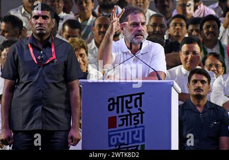 Mumbai, Indien. März 2024. Rahul Gandhi, der Vorsitzende des indischen Nationalkongresses, spricht während eines Treffens zum Abschluss des „Bharat Jodo Nyay Yatra“ (Vereinigter Indischer justizmarsch) in Mumbai. Der „Bharat Jodo Nyay Yatra“ (Unite India Justice march) begann am 14. Januar 2024 in Manipur (Nordostindien) und wurde am 16. März 2024 in Mumbai abgeschlossen. Quelle: SOPA Images Limited/Alamy Live News Stockfoto