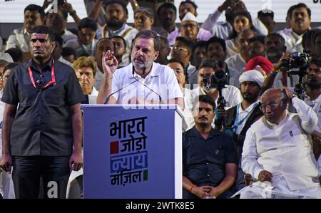 Mumbai, Indien. März 2024. Rahul Gandhi, der Vorsitzende des indischen Nationalkongresses, spricht während eines Treffens zum Abschluss des „Bharat Jodo Nyay Yatra“ (Vereinigter Indischer justizmarsch) in Mumbai. Der „Bharat Jodo Nyay Yatra“ (Unite India Justice march) begann am 14. Januar 2024 in Manipur (Nordostindien) und wurde am 16. März 2024 in Mumbai abgeschlossen. Quelle: SOPA Images Limited/Alamy Live News Stockfoto