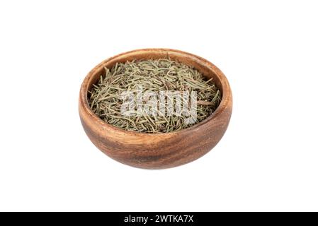 Getrockneter Rosmarin in Holzschale auf weißem Hintergrund. Gewürze. Stockfoto