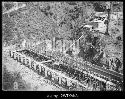 Ein weiterer Blick auf Hydro-Electric Powerhouse Fundamente und Betonmischwerk in Mangaore vom Hügel oberhalb der Tokomaru Valley Road aus schwarz-weiße negative, Gelatinegitterplatten-negative Stockfoto