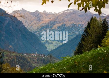 Malerischer Blick auf Berge und Täler mit Stromleitungen im Vordergrund Stockfoto