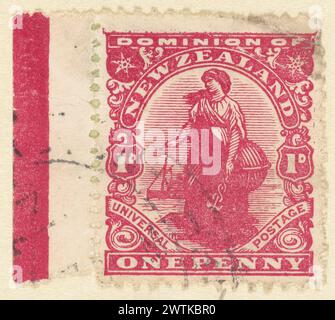 Eine Penny Dominion-Marke in Karmin mit Featherston Military Stamp-Briefmarken Stockfoto