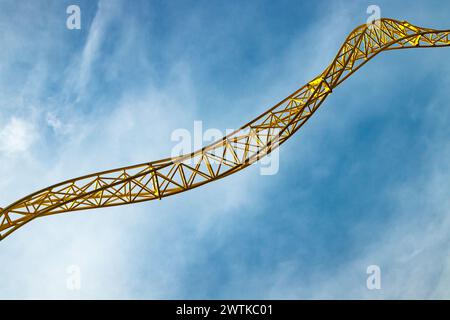 Leere Achterbahn im Vergnügungspark auf blauem Himmel Hintergrund. Stockfoto