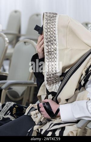 Ein frommer chassidischer jüdischer Mann mit tallis & Tefillin betet in einer Synagoge im Rockland County, Neew York. Stockfoto