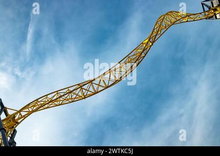Leere Achterbahn im Vergnügungspark auf blauem Himmel Hintergrund. Stockfoto