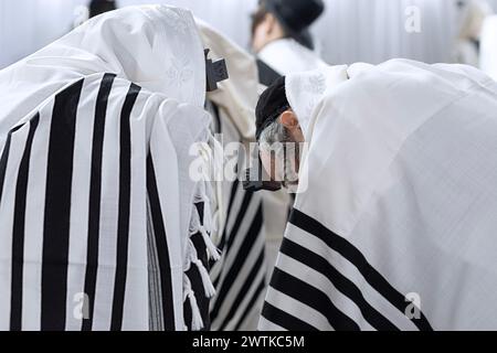 Zwei orthodoxe jüdische Männer beim Morgengebeten in einem Tempel machen ein interessantes Muster, wenn sie dicht beieinander stehen. Im Rockland County, New York. Stockfoto