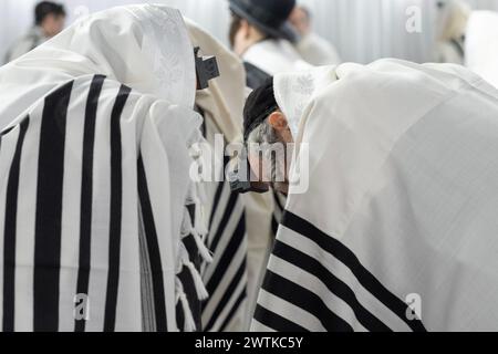 Zwei orthodoxe jüdische Männer beim Morgengebeten in einem Tempel machen ein interessantes Muster, wenn sie dicht beieinander stehen. Im Rockland County, New York. Stockfoto