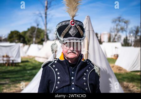 Patrick, französischer Reenactor, posiert bei der Nachbildung eines Lagers während der historischen Nachbildung von „Los Sitios“, den Ereignissen, die in Saragossa, Spanien, stattfanden. Stockfoto