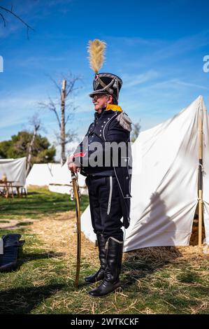 Patrick, französischer Reenactor, posiert bei der Nachbildung eines Lagers während der historischen Nachbildung von „Los Sitios“, den Ereignissen, die in Saragossa, Spanien, stattfanden. Stockfoto