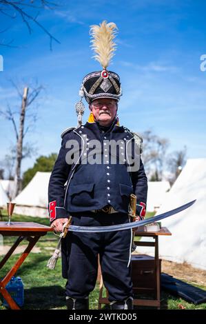 Patrick, französischer Reenactor, posiert bei der Nachbildung eines Lagers während der historischen Nachbildung von „Los Sitios“, den Ereignissen, die in Saragossa, Spanien, stattfanden. Stockfoto