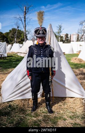 Patrick, französischer Reenactor, posiert bei der Nachbildung eines Lagers während der historischen Nachbildung von „Los Sitios“, den Ereignissen, die in Saragossa, Spanien, stattfanden. Stockfoto