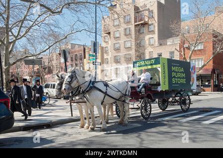 Eine Pferdekarre, die für den Rosemary Kosher Supermarkt, einen Ort, an dem Lebensmittel und Spielzeug für den Purim-Urlaub gekauft werden, wirbt. Auf der Lee Avenue in Brooklyn, NY. Stockfoto