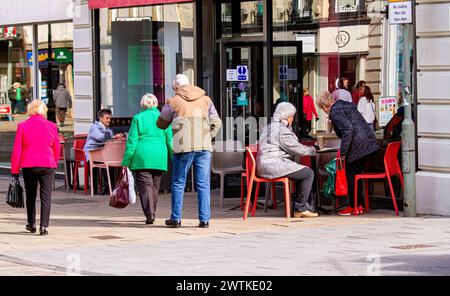 Dundee, Tayside, Schottland, Großbritannien. März 2024. Wetter in Großbritannien: Schottlands hohe Lebenshaltungskosten und Einzelhandelsschließungen im Stadtzentrum von Dundee, nur wenige Einwohner wagten sich an einem schönen Frühlingsmontagmorgen aus. Quelle: Dundee Photographics/Alamy Live News Stockfoto