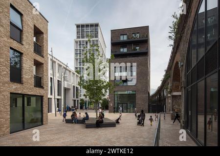 Blick auf die Fußgängerzone vor der St. Marys Schule. Battersea Exchange und St Mary's RC Primary School, London, Großbritannien. Architekt: Stockfoto