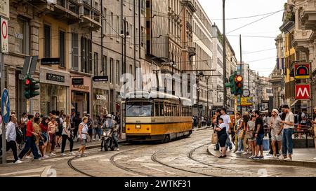 Eine der berühmten Straßenbahnen Mailands hielt an einer Fußgängerüberfahrt im Zentrum der Stadt. Stockfoto